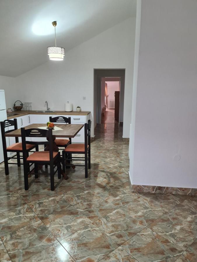 Js Apartmani Niksic Luaran gambar